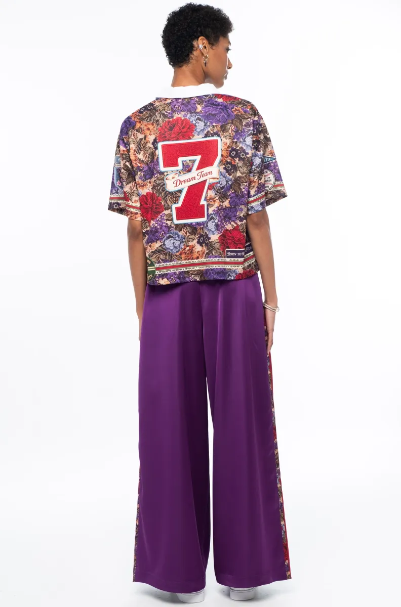 Το TAPESTRY TOP της Peace + Chaos συνδυάζει την άνεση του sweatshirt υφάσματος με sporty λεπτομέρειες και ένα εντυπωσιακό placement print, εμπνευσμένο από τις rugby shirts και τις πλούσιες αισθητικές των tapestries.