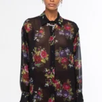 Το Bouquet Shirt από την ελληνική εταιρεία Peace + Chaos ξεχωρίζει για το εντυπωσιακό floral print και την ανάλαφρη, κομψή αισθητική του. Κατασκευασμένο από μαύρο ημιδιάφανο georgette, διαθέτει ρευστή και ελαφριά υφή που χαρίζει όμορφη κίνηση στο σώμα.
