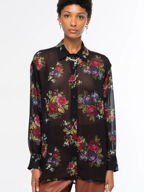 Το Bouquet Shirt από την ελληνική εταιρεία Peace + Chaos ξεχωρίζει για το εντυπωσιακό floral print και την ανάλαφρη, κομψή αισθητική του. Κατασκευασμένο από μαύρο ημιδιάφανο georgette, διαθέτει ρευστή και ελαφριά υφή που χαρίζει όμορφη κίνηση στο σώμα.