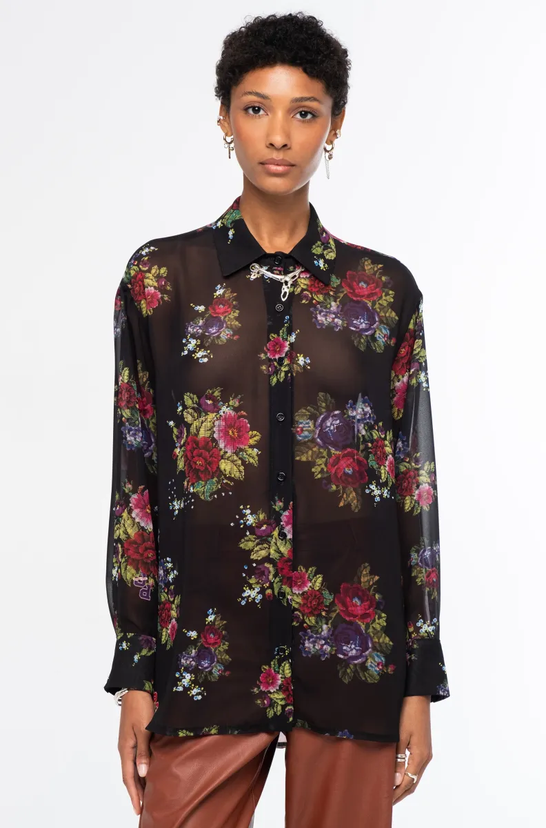 w26213b_1 Το Bouquet Shirt από την ελληνική εταιρεία Peace + Chaos ξεχωρίζει για το εντυπωσιακό floral print και την ανάλαφρη, κομψή αισθητική του. Κατασκευασμένο από μαύρο ημιδιάφανο georgette, διαθέτει ρευστή και ελαφριά υφή που χαρίζει όμορφη κίνηση στο σώμα.