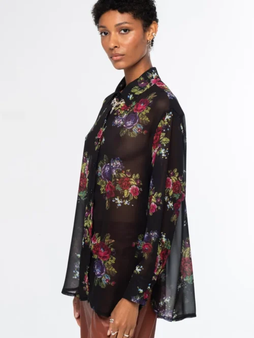 Το Bouquet Shirt από την ελληνική εταιρεία Peace + Chaos ξεχωρίζει για το εντυπωσιακό floral print και την ανάλαφρη, κομψή αισθητική του. Κατασκευασμένο από μαύρο ημιδιάφανο georgette, διαθέτει ρευστή και ελαφριά υφή που χαρίζει όμορφη κίνηση στο σώμα.