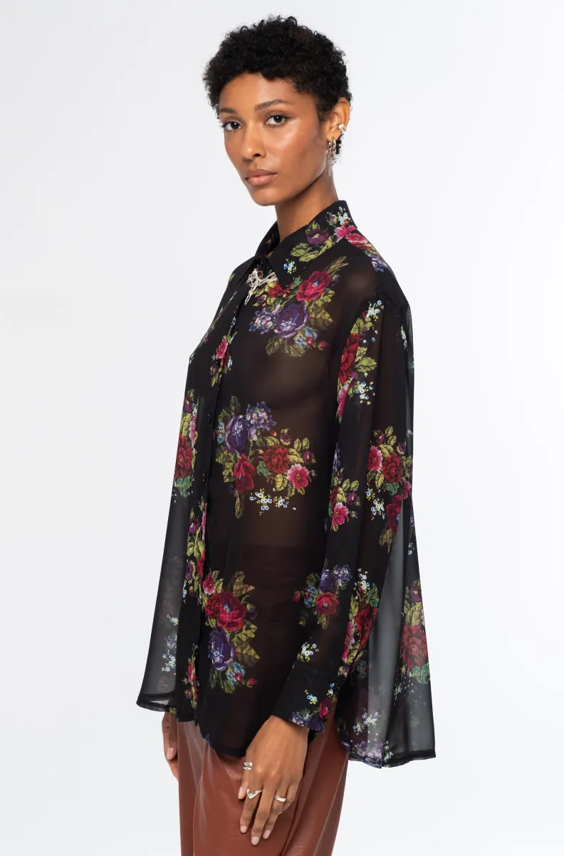 Το Bouquet Shirt από την ελληνική εταιρεία Peace + Chaos ξεχωρίζει για το εντυπωσιακό floral print και την ανάλαφρη, κομψή αισθητική του. Κατασκευασμένο από μαύρο ημιδιάφανο georgette, διαθέτει ρευστή και ελαφριά υφή που χαρίζει όμορφη κίνηση στο σώμα.