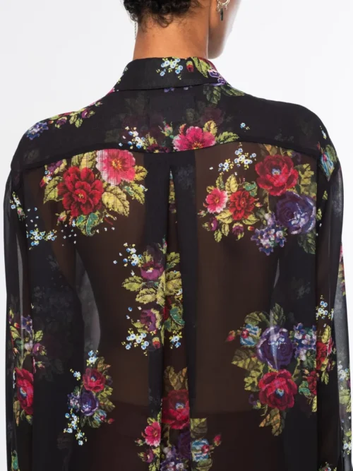 Το Bouquet Shirt από την ελληνική εταιρεία Peace + Chaos ξεχωρίζει για το εντυπωσιακό floral print και την ανάλαφρη, κομψή αισθητική του. Κατασκευασμένο από μαύρο ημιδιάφανο georgette, διαθέτει ρευστή και ελαφριά υφή που χαρίζει όμορφη κίνηση στο σώμα.