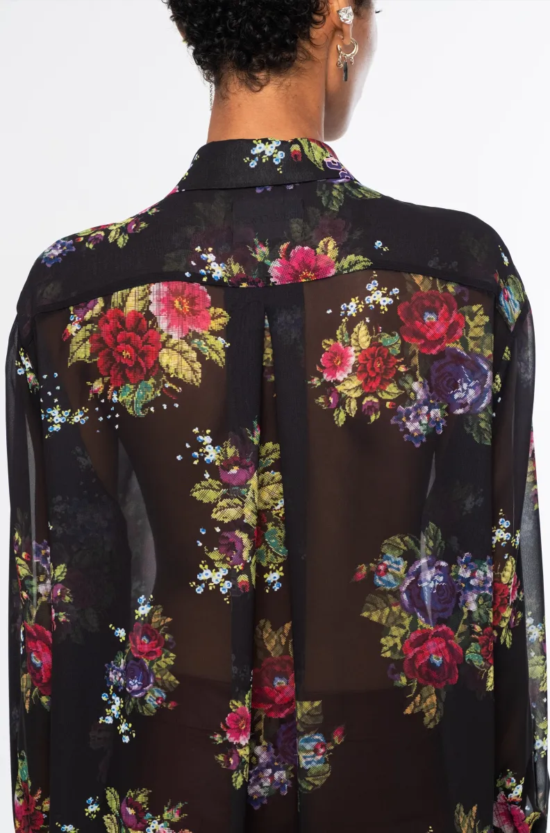 Το Bouquet Shirt από την ελληνική εταιρεία Peace + Chaos ξεχωρίζει για το εντυπωσιακό floral print και την ανάλαφρη, κομψή αισθητική του. Κατασκευασμένο από μαύρο ημιδιάφανο georgette, διαθέτει ρευστή και ελαφριά υφή που χαρίζει όμορφη κίνηση στο σώμα.