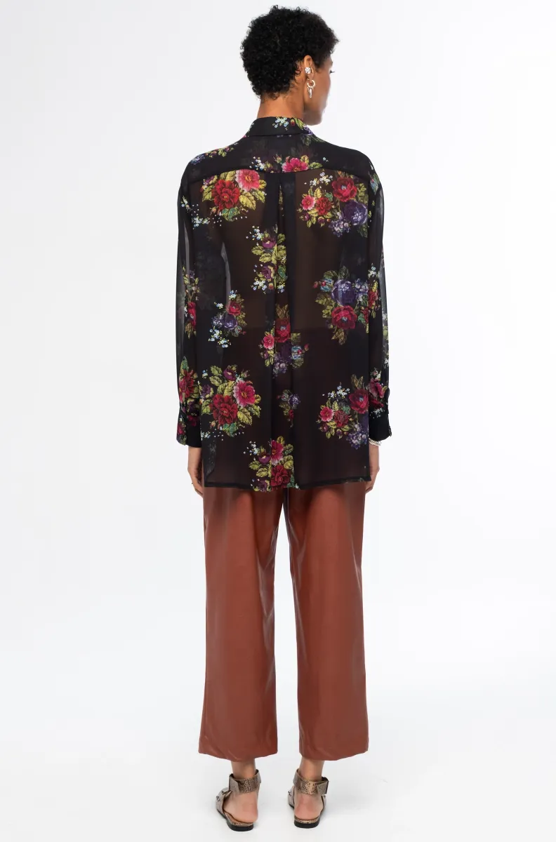 Το Bouquet Shirt από την ελληνική εταιρεία Peace + Chaos ξεχωρίζει για το εντυπωσιακό floral print και την ανάλαφρη, κομψή αισθητική του. Κατασκευασμένο από μαύρο ημιδιάφανο georgette, διαθέτει ρευστή και ελαφριά υφή που χαρίζει όμορφη κίνηση στο σώμα.