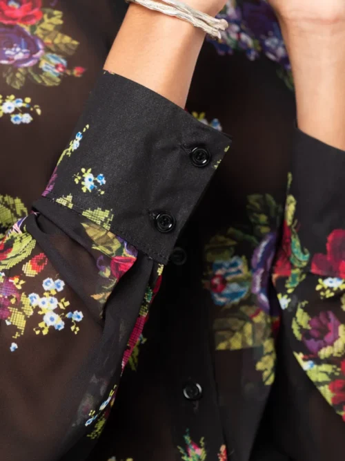 Το Bouquet Shirt από την ελληνική εταιρεία Peace + Chaos ξεχωρίζει για το εντυπωσιακό floral print και την ανάλαφρη, κομψή αισθητική του. Κατασκευασμένο από μαύρο ημιδιάφανο georgette, διαθέτει ρευστή και ελαφριά υφή που χαρίζει όμορφη κίνηση στο σώμα.