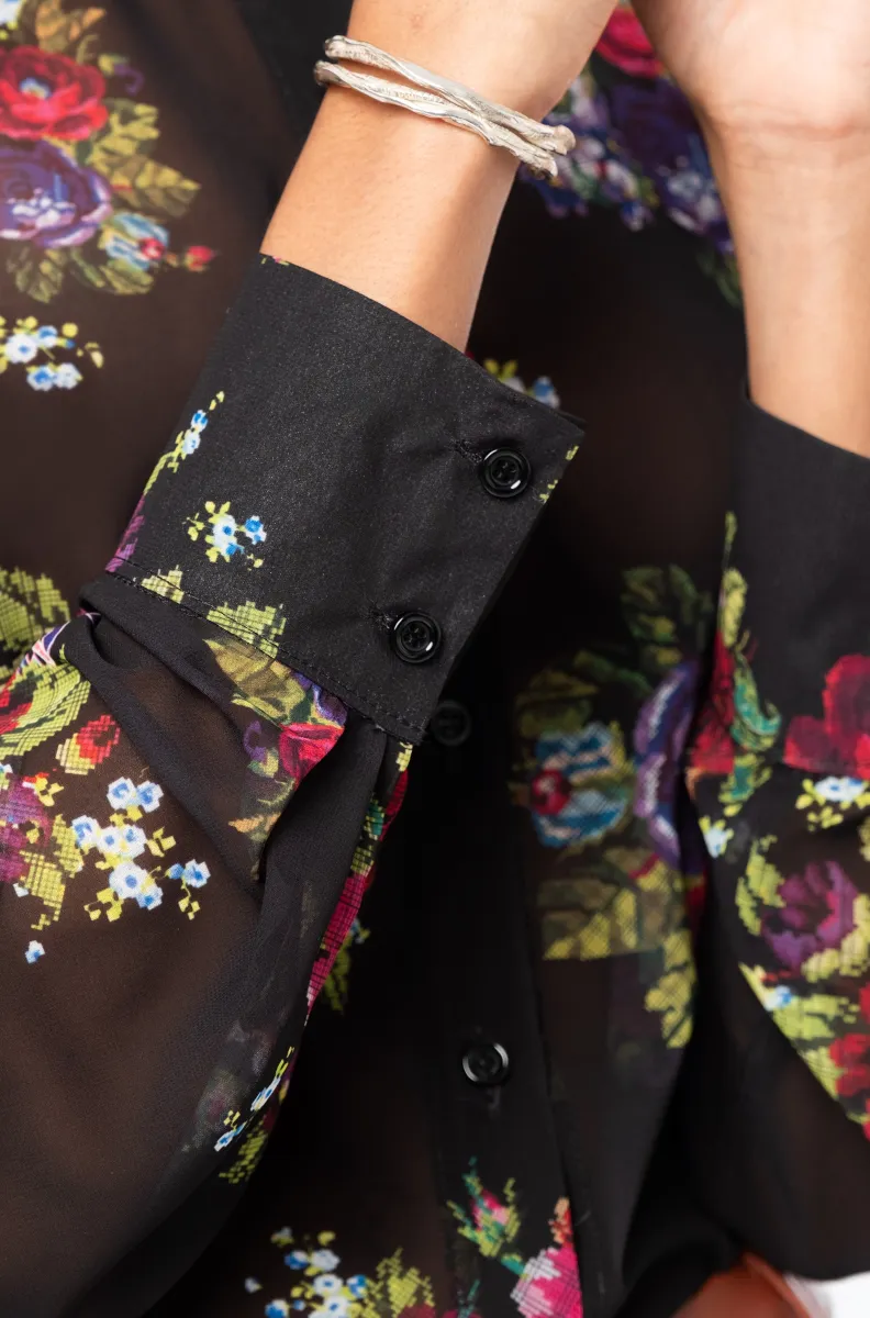 Το Bouquet Shirt από την ελληνική εταιρεία Peace + Chaos ξεχωρίζει για το εντυπωσιακό floral print και την ανάλαφρη, κομψή αισθητική του. Κατασκευασμένο από μαύρο ημιδιάφανο georgette, διαθέτει ρευστή και ελαφριά υφή που χαρίζει όμορφη κίνηση στο σώμα.