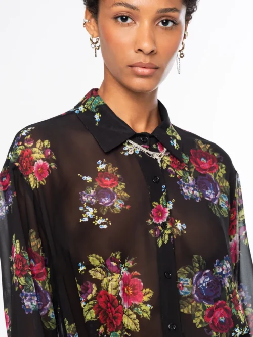 Το Bouquet Shirt από την ελληνική εταιρεία Peace + Chaos ξεχωρίζει για το εντυπωσιακό floral print και την ανάλαφρη, κομψή αισθητική του. Κατασκευασμένο από μαύρο ημιδιάφανο georgette, διαθέτει ρευστή και ελαφριά υφή που χαρίζει όμορφη κίνηση στο σώμα.