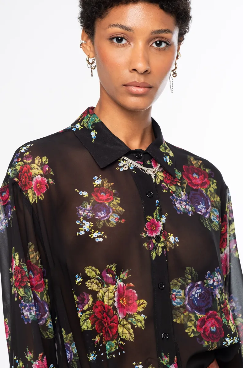 Το Bouquet Shirt από την ελληνική εταιρεία Peace + Chaos ξεχωρίζει για το εντυπωσιακό floral print και την ανάλαφρη, κομψή αισθητική του. Κατασκευασμένο από μαύρο ημιδιάφανο georgette, διαθέτει ρευστή και ελαφριά υφή που χαρίζει όμορφη κίνηση στο σώμα.