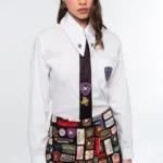 Το Posh Shirt από την ελληνική εταιρεία Peace + Chaos επαναπροσδιορίζει το κλασικό, κομψό πουκάμισο μέσα από τη χαρακτηριστική αισθητική του brand. Η καθαρή γραμμή και οι tailoring λεπτομέρειες συνδυάζονται με ξεχωριστές P+C πινελιές, δημιουργώντας ένα διαχρονικό κομμάτι με σύγχρονο χαρακτήρα.
