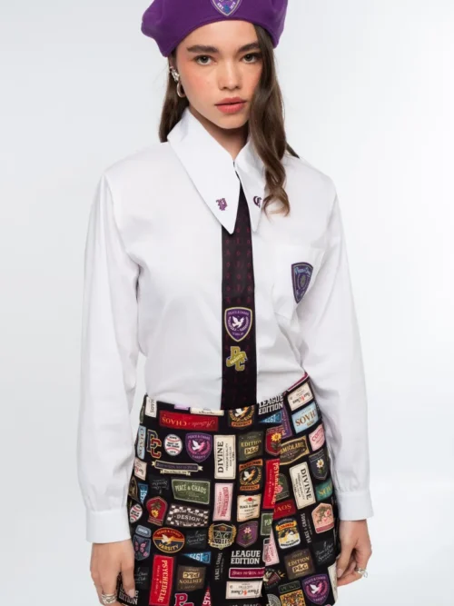 Το Posh Shirt από την ελληνική εταιρεία Peace + Chaos επαναπροσδιορίζει το κλασικό, κομψό πουκάμισο μέσα από τη χαρακτηριστική αισθητική του brand. Η καθαρή γραμμή και οι tailoring λεπτομέρειες συνδυάζονται με ξεχωριστές P+C πινελιές, δημιουργώντας ένα διαχρονικό κομμάτι με σύγχρονο χαρακτήρα.