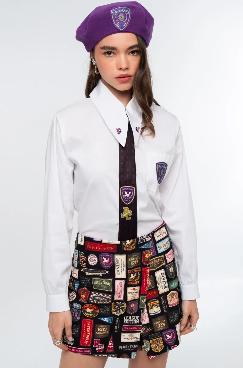 w26214_1 Το Posh Shirt από την ελληνική εταιρεία Peace + Chaos επαναπροσδιορίζει το κλασικό, κομψό πουκάμισο μέσα από τη χαρακτηριστική αισθητική του brand. Η καθαρή γραμμή και οι tailoring λεπτομέρειες συνδυάζονται με ξεχωριστές P+C πινελιές, δημιουργώντας ένα διαχρονικό κομμάτι με σύγχρονο χαρακτήρα.