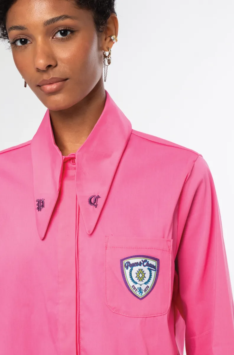 Το Posh Shirt από την ελληνική εταιρεία Peace + Chaos επαναπροσδιορίζει το κλασικό, κομψό πουκάμισο μέσα από τη χαρακτηριστική αισθητική του brand