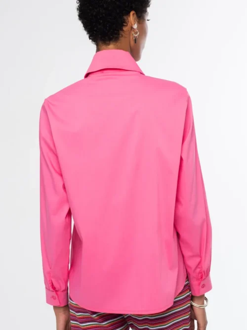 Το Posh Shirt από την ελληνική εταιρεία Peace + Chaos επαναπροσδιορίζει το κλασικό, κομψό πουκάμισο μέσα από τη χαρακτηριστική αισθητική του brand