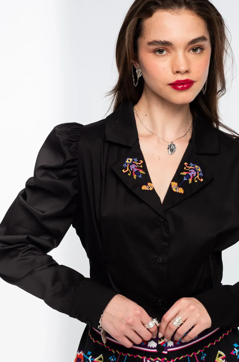 w26218_8_1 Το Emblem Shirt της Peace + Chaos είναι ένα ιδιαίτερο πουκάμισο από βαμβακερή ποπλίνα, που ξεχωρίζει για τα ρομαντικά gigot μανίκια και την εντυπωσιακή κεντημένη λεπτομέρεια με floral μοτίβο στον γιακά. Η κομψή του γραμμή συνδυάζει τη σύγχρονη αισθητική με την ξεχωριστή σχεδιαστική ταυτότητα των Ελλήνων designers της Peace + Chaos.