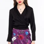 Το Moss Top της Peace + Chaos είναι μια κομψή wrap μπλούζα από πολυτελή satin viscose, σχεδιασμένη για να αναδεικνύει τη γυναικεία σιλουέτα. Διαθέτει απαλό shawl collar και δέσιμο στη μέση, προσφέροντας ρυθμιζόμενη εφαρμογή και elegant εμφάνιση.