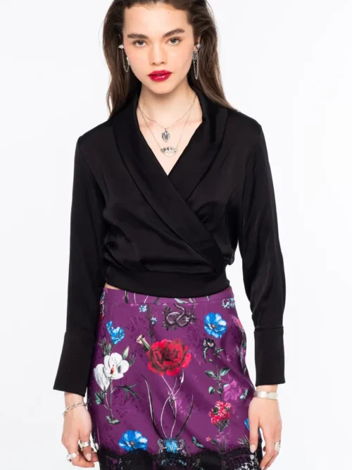 Το Moss Top της Peace + Chaos είναι μια κομψή wrap μπλούζα από πολυτελή satin viscose, σχεδιασμένη για να αναδεικνύει τη γυναικεία σιλουέτα. Διαθέτει απαλό shawl collar και δέσιμο στη μέση, προσφέροντας ρυθμιζόμενη εφαρμογή και elegant εμφάνιση.