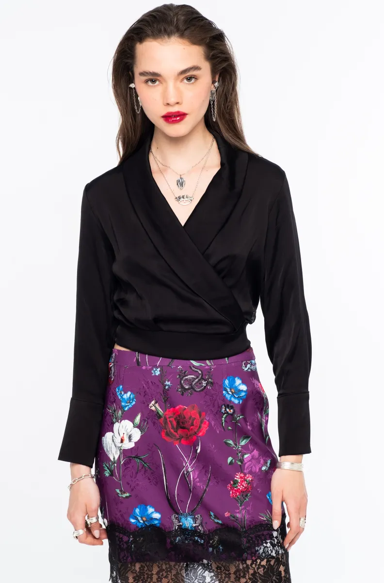 w26219_1 Το Moss Top της Peace + Chaos είναι μια κομψή wrap μπλούζα από πολυτελή satin viscose, σχεδιασμένη για να αναδεικνύει τη γυναικεία σιλουέτα. Διαθέτει απαλό shawl collar και δέσιμο στη μέση, προσφέροντας ρυθμιζόμενη εφαρμογή και elegant εμφάνιση.
