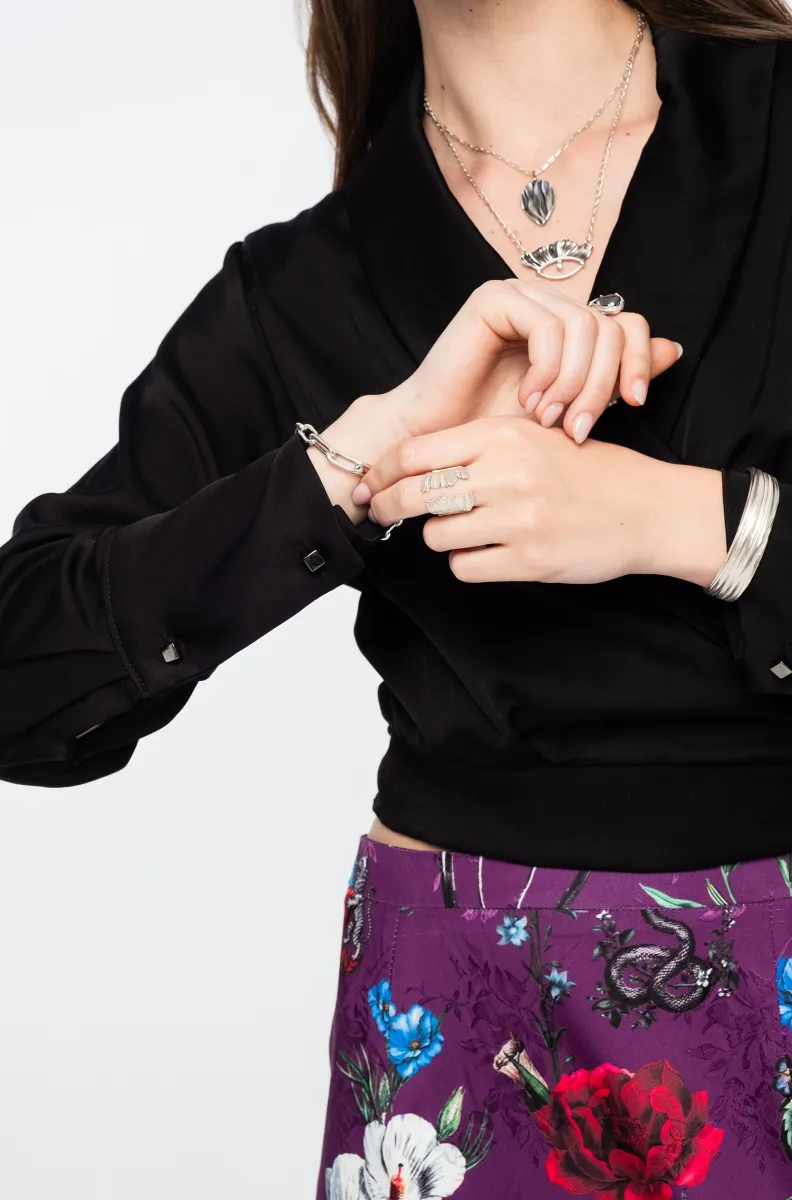 Το Moss Top της Peace + Chaos είναι μια κομψή wrap μπλούζα από πολυτελή satin viscose, σχεδιασμένη για να αναδεικνύει τη γυναικεία σιλουέτα. Διαθέτει απαλό shawl collar και δέσιμο στη μέση, προσφέροντας ρυθμιζόμενη εφαρμογή και elegant εμφάνιση.