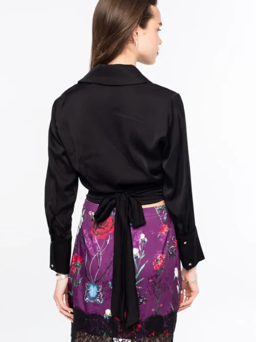 Το Moss Top της Peace + Chaos είναι μια κομψή wrap μπλούζα από πολυτελή satin viscose, σχεδιασμένη για να αναδεικνύει τη γυναικεία σιλουέτα. Διαθέτει απαλό shawl collar και δέσιμο στη μέση, προσφέροντας ρυθμιζόμενη εφαρμογή και elegant εμφάνιση.