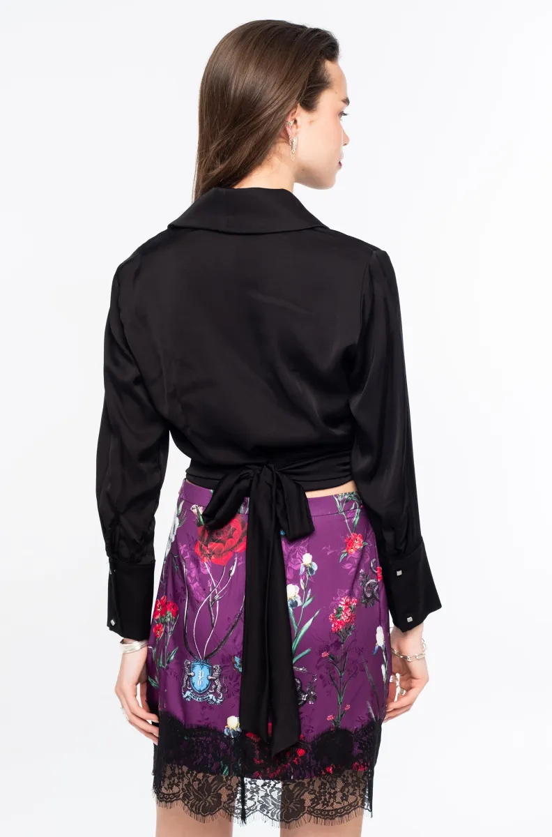 Το Moss Top της Peace + Chaos είναι μια κομψή wrap μπλούζα από πολυτελή satin viscose, σχεδιασμένη για να αναδεικνύει τη γυναικεία σιλουέτα. Διαθέτει απαλό shawl collar και δέσιμο στη μέση, προσφέροντας ρυθμιζόμενη εφαρμογή και elegant εμφάνιση.
