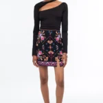 Η Emblem Mini Skirt της Peace + Chaos είναι μια εφαρμοστή mini φούστα με έντονες χρωματικές αντιθέσεις και ιδιαίτερο placement print, εμπνευσμένο από ψηφιακές αναπαραστάσεις παραδοσιακών κεντημάτων λαϊκής τέχνης.