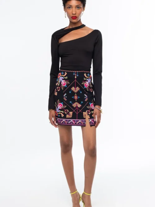 Η Emblem Mini Skirt της Peace + Chaos είναι μια εφαρμοστή mini φούστα με έντονες χρωματικές αντιθέσεις και ιδιαίτερο placement print, εμπνευσμένο από ψηφιακές αναπαραστάσεις παραδοσιακών κεντημάτων λαϊκής τέχνης.
