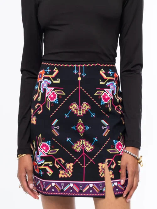 Η Emblem Mini Skirt της Peace + Chaos είναι μια εφαρμοστή mini φούστα με έντονες χρωματικές αντιθέσεις και ιδιαίτερο placement print, εμπνευσμένο από ψηφιακές αναπαραστάσεις παραδοσιακών κεντημάτων λαϊκής τέχνης.
