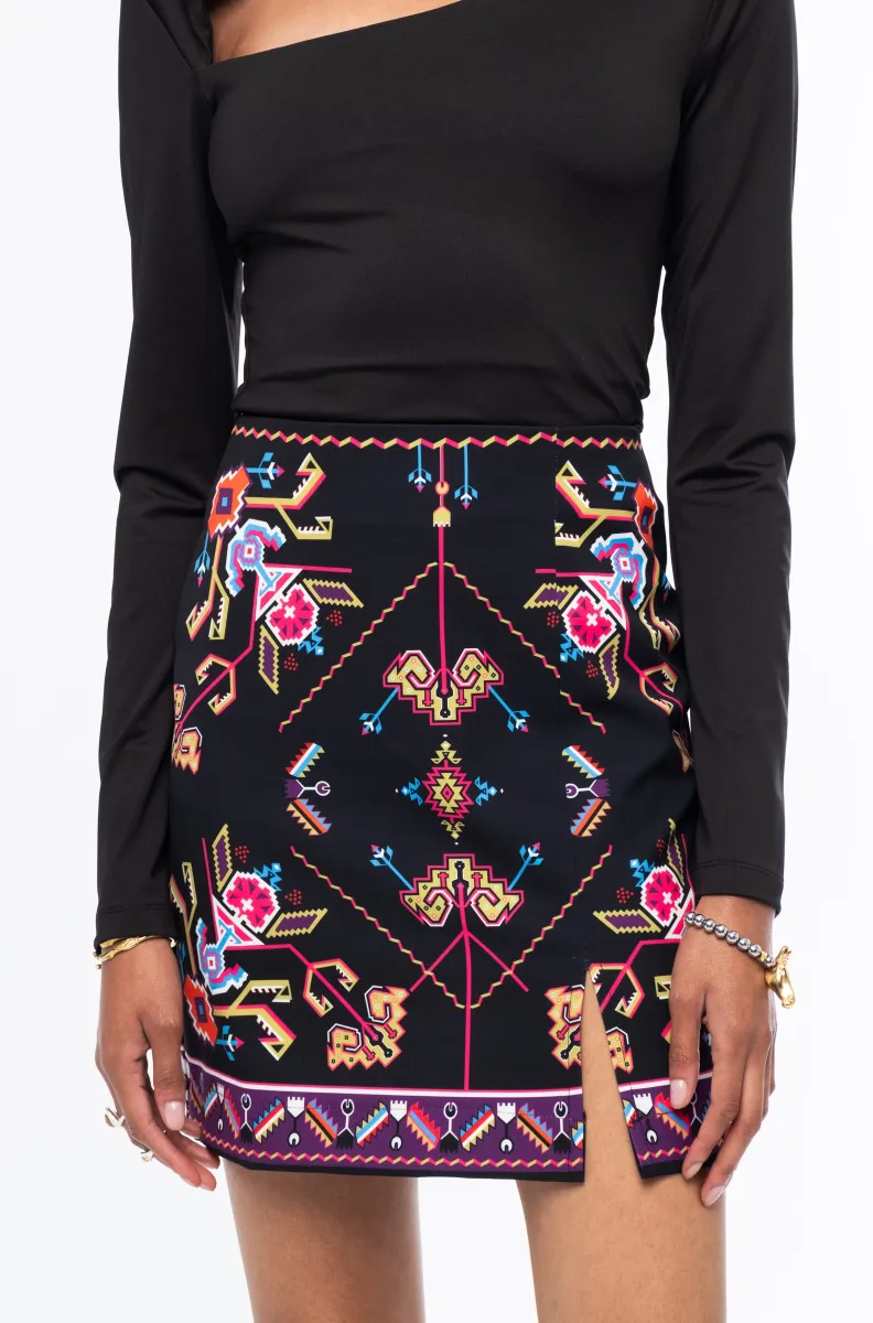 Η Emblem Mini Skirt της Peace + Chaos είναι μια εφαρμοστή mini φούστα με έντονες χρωματικές αντιθέσεις και ιδιαίτερο placement print, εμπνευσμένο από ψηφιακές αναπαραστάσεις παραδοσιακών κεντημάτων λαϊκής τέχνης.