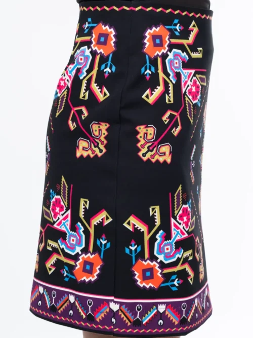 Η Emblem Mini Skirt της Peace + Chaos είναι μια εφαρμοστή mini φούστα με έντονες χρωματικές αντιθέσεις και ιδιαίτερο placement print, εμπνευσμένο από ψηφιακές αναπαραστάσεις παραδοσιακών κεντημάτων λαϊκής τέχνης.