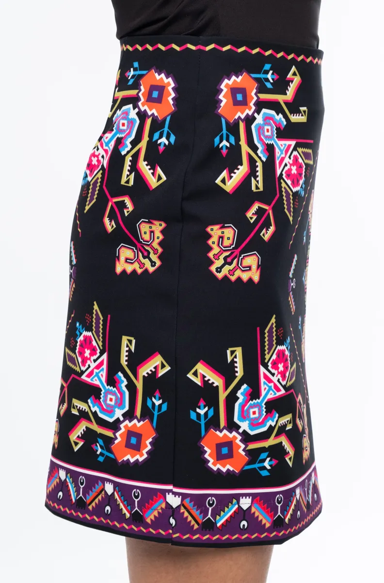 Η Emblem Mini Skirt της Peace + Chaos είναι μια εφαρμοστή mini φούστα με έντονες χρωματικές αντιθέσεις και ιδιαίτερο placement print, εμπνευσμένο από ψηφιακές αναπαραστάσεις παραδοσιακών κεντημάτων λαϊκής τέχνης.