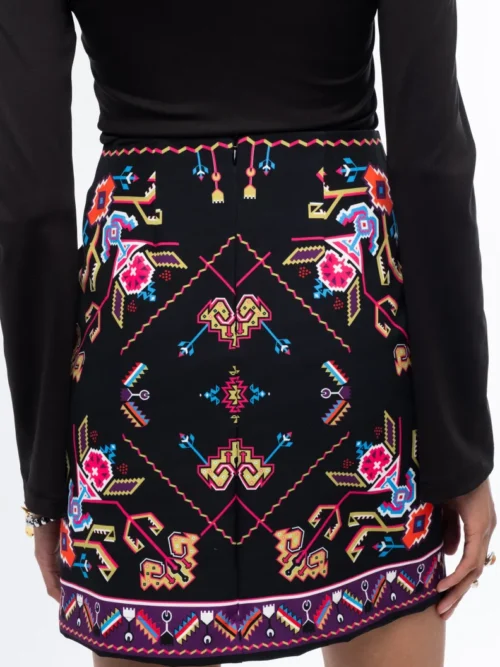 Η Emblem Mini Skirt της Peace + Chaos είναι μια εφαρμοστή mini φούστα με έντονες χρωματικές αντιθέσεις και ιδιαίτερο placement print, εμπνευσμένο από ψηφιακές αναπαραστάσεις παραδοσιακών κεντημάτων λαϊκής τέχνης.