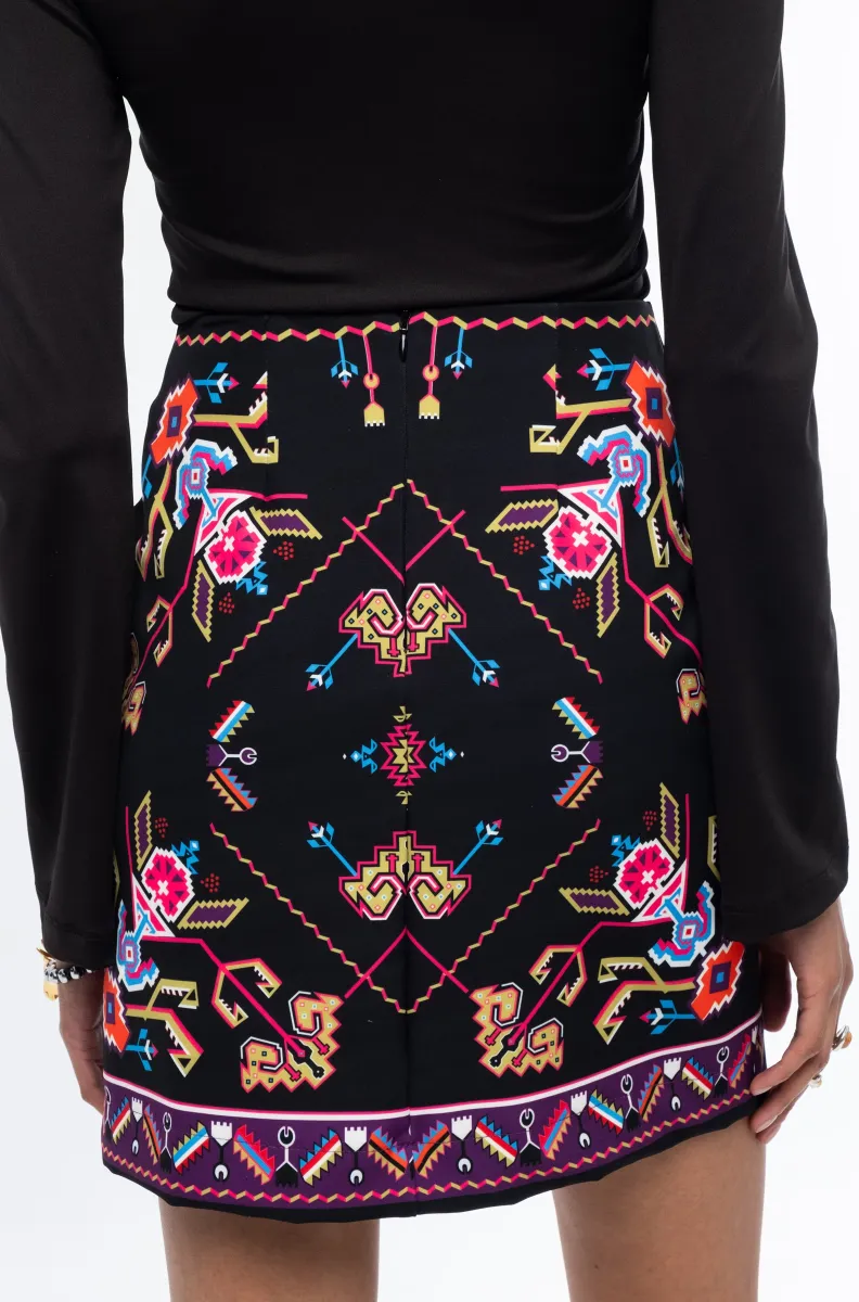 Η Emblem Mini Skirt της Peace + Chaos είναι μια εφαρμοστή mini φούστα με έντονες χρωματικές αντιθέσεις και ιδιαίτερο placement print, εμπνευσμένο από ψηφιακές αναπαραστάσεις παραδοσιακών κεντημάτων λαϊκής τέχνης.