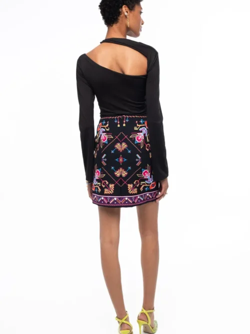 Η Emblem Mini Skirt της Peace + Chaos είναι μια εφαρμοστή mini φούστα με έντονες χρωματικές αντιθέσεις και ιδιαίτερο placement print, εμπνευσμένο από ψηφιακές αναπαραστάσεις παραδοσιακών κεντημάτων λαϊκής τέχνης.