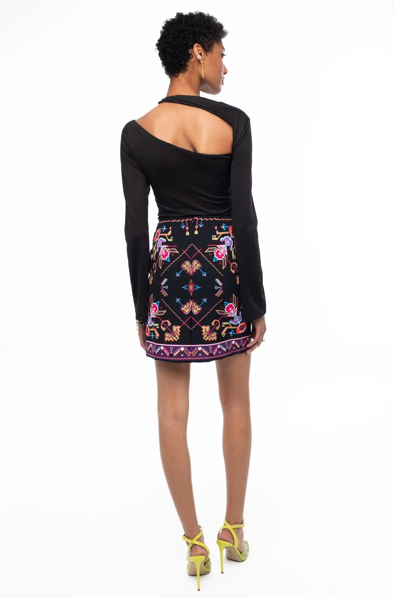 Η Emblem Mini Skirt της Peace + Chaos είναι μια εφαρμοστή mini φούστα με έντονες χρωματικές αντιθέσεις και ιδιαίτερο placement print, εμπνευσμένο από ψηφιακές αναπαραστάσεις παραδοσιακών κεντημάτων λαϊκής τέχνης.