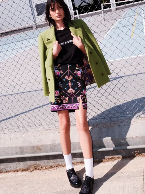 Η Emblem Mini Skirt της Peace + Chaos είναι μια εφαρμοστή mini φούστα με έντονες χρωματικές αντιθέσεις και ιδιαίτερο placement print, εμπνευσμένο από ψηφιακές αναπαραστάσεις παραδοσιακών κεντημάτων λαϊκής τέχνης.