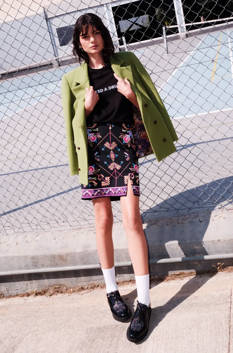 Η Emblem Mini Skirt της Peace + Chaos είναι μια εφαρμοστή mini φούστα με έντονες χρωματικές αντιθέσεις και ιδιαίτερο placement print, εμπνευσμένο από ψηφιακές αναπαραστάσεις παραδοσιακών κεντημάτων λαϊκής τέχνης.