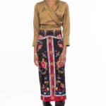 Η Essence Midi Skirt της Peace + Chaos είναι μια κομψή midi φούστα σε ίσια γραμμή, που ξεχωρίζει για το ιδιαίτερο placement print με στυλιζαρισμένα λουλούδια και κυκλικά floral μοτίβα, τοποθετημένα μέσα σε διακοσμητικά πλαίσια.