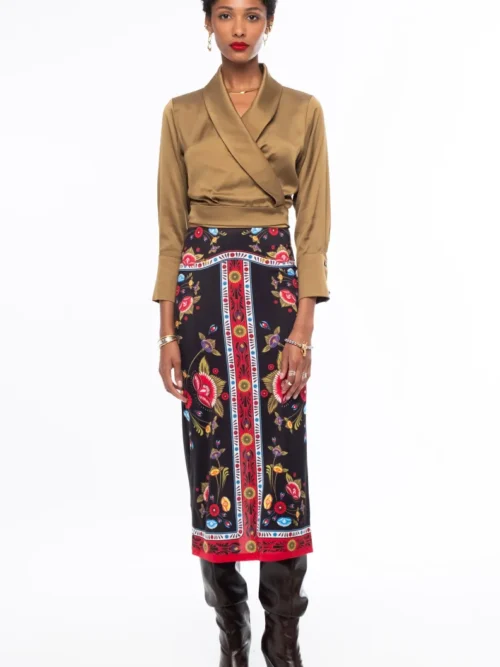 Η Essence Midi Skirt της Peace + Chaos είναι μια κομψή midi φούστα σε ίσια γραμμή, που ξεχωρίζει για το ιδιαίτερο placement print με στυλιζαρισμένα λουλούδια και κυκλικά floral μοτίβα, τοποθετημένα μέσα σε διακοσμητικά πλαίσια.