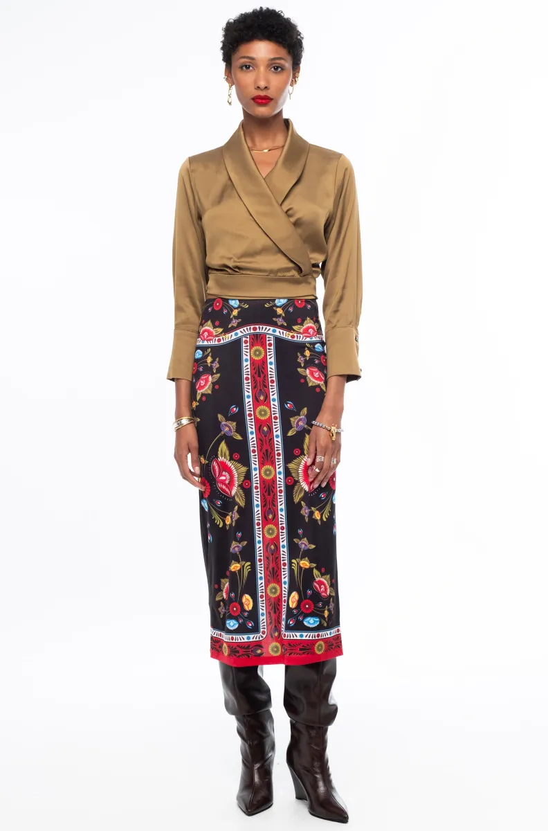 w26302_1 Η Essence Midi Skirt της Peace + Chaos είναι μια κομψή midi φούστα σε ίσια γραμμή, που ξεχωρίζει για το ιδιαίτερο placement print με στυλιζαρισμένα λουλούδια και κυκλικά floral μοτίβα, τοποθετημένα μέσα σε διακοσμητικά πλαίσια.