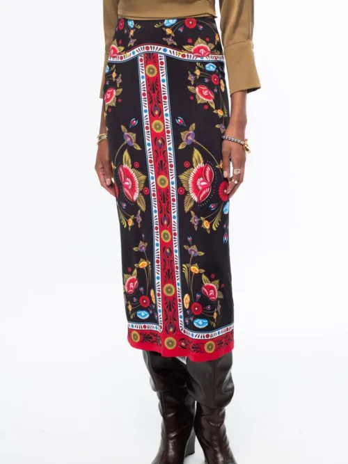 Η Essence Midi Skirt της Peace + Chaos είναι μια κομψή midi φούστα σε ίσια γραμμή, που ξεχωρίζει για το ιδιαίτερο placement print με στυλιζαρισμένα λουλούδια και κυκλικά floral μοτίβα, τοποθετημένα μέσα σε διακοσμητικά πλαίσια.