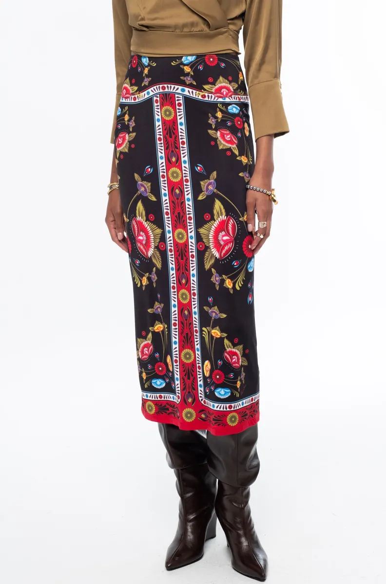 Η Essence Midi Skirt της Peace + Chaos είναι μια κομψή midi φούστα σε ίσια γραμμή, που ξεχωρίζει για το ιδιαίτερο placement print με στυλιζαρισμένα λουλούδια και κυκλικά floral μοτίβα, τοποθετημένα μέσα σε διακοσμητικά πλαίσια.