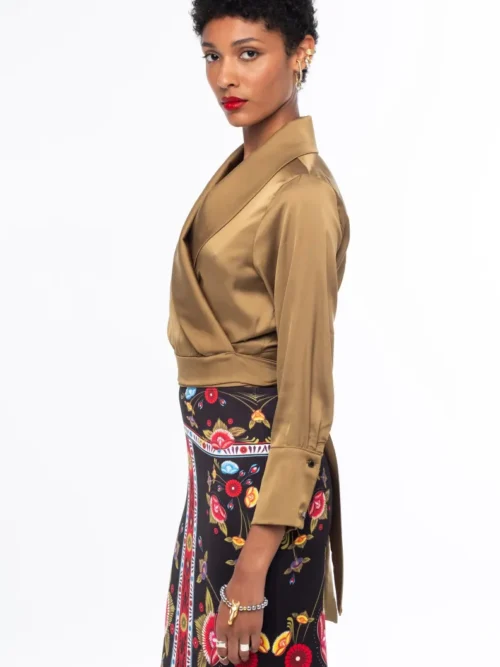 Η Essence Midi Skirt της Peace + Chaos είναι μια κομψή midi φούστα σε ίσια γραμμή, που ξεχωρίζει για το ιδιαίτερο placement print με στυλιζαρισμένα λουλούδια και κυκλικά floral μοτίβα, τοποθετημένα μέσα σε διακοσμητικά πλαίσια.