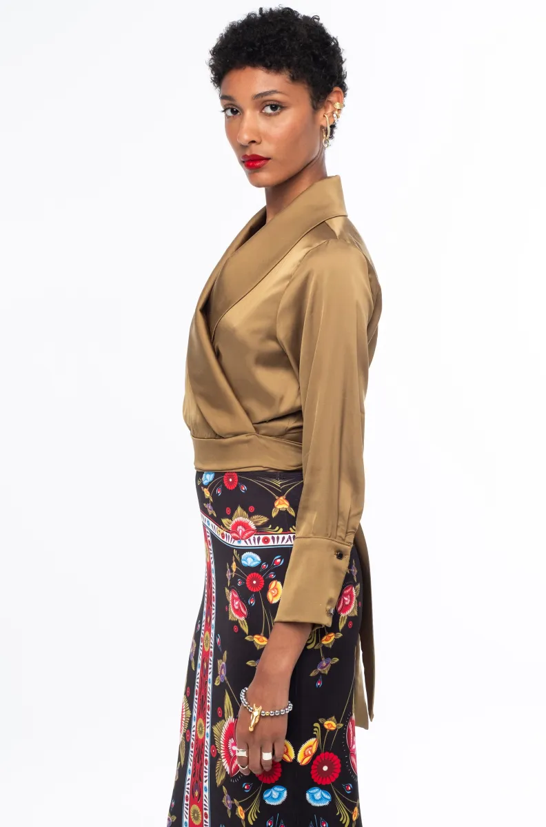Η Essence Midi Skirt της Peace + Chaos είναι μια κομψή midi φούστα σε ίσια γραμμή, που ξεχωρίζει για το ιδιαίτερο placement print με στυλιζαρισμένα λουλούδια και κυκλικά floral μοτίβα, τοποθετημένα μέσα σε διακοσμητικά πλαίσια.