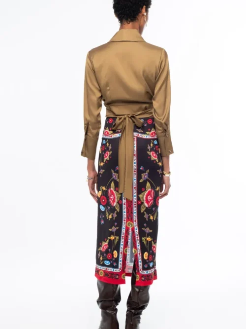 Η Essence Midi Skirt της Peace + Chaos είναι μια κομψή midi φούστα σε ίσια γραμμή, που ξεχωρίζει για το ιδιαίτερο placement print με στυλιζαρισμένα λουλούδια και κυκλικά floral μοτίβα, τοποθετημένα μέσα σε διακοσμητικά πλαίσια.