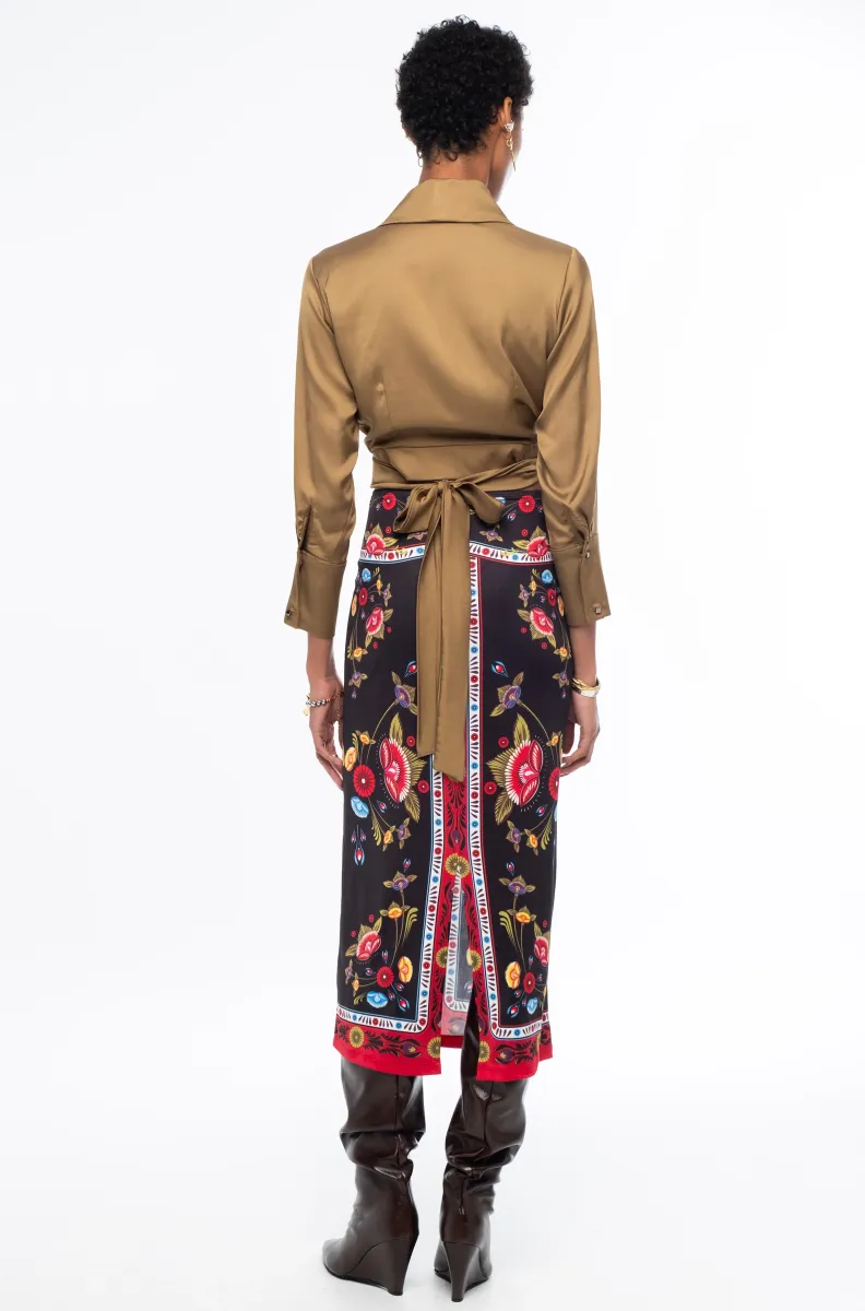 Η Essence Midi Skirt της Peace + Chaos είναι μια κομψή midi φούστα σε ίσια γραμμή, που ξεχωρίζει για το ιδιαίτερο placement print με στυλιζαρισμένα λουλούδια και κυκλικά floral μοτίβα, τοποθετημένα μέσα σε διακοσμητικά πλαίσια.