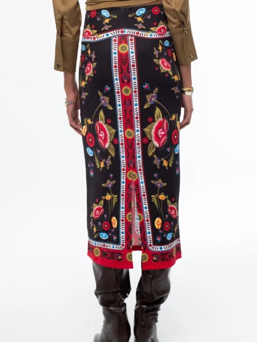 Η Essence Midi Skirt της Peace + Chaos είναι μια κομψή midi φούστα σε ίσια γραμμή, που ξεχωρίζει για το ιδιαίτερο placement print με στυλιζαρισμένα λουλούδια και κυκλικά floral μοτίβα, τοποθετημένα μέσα σε διακοσμητικά πλαίσια.