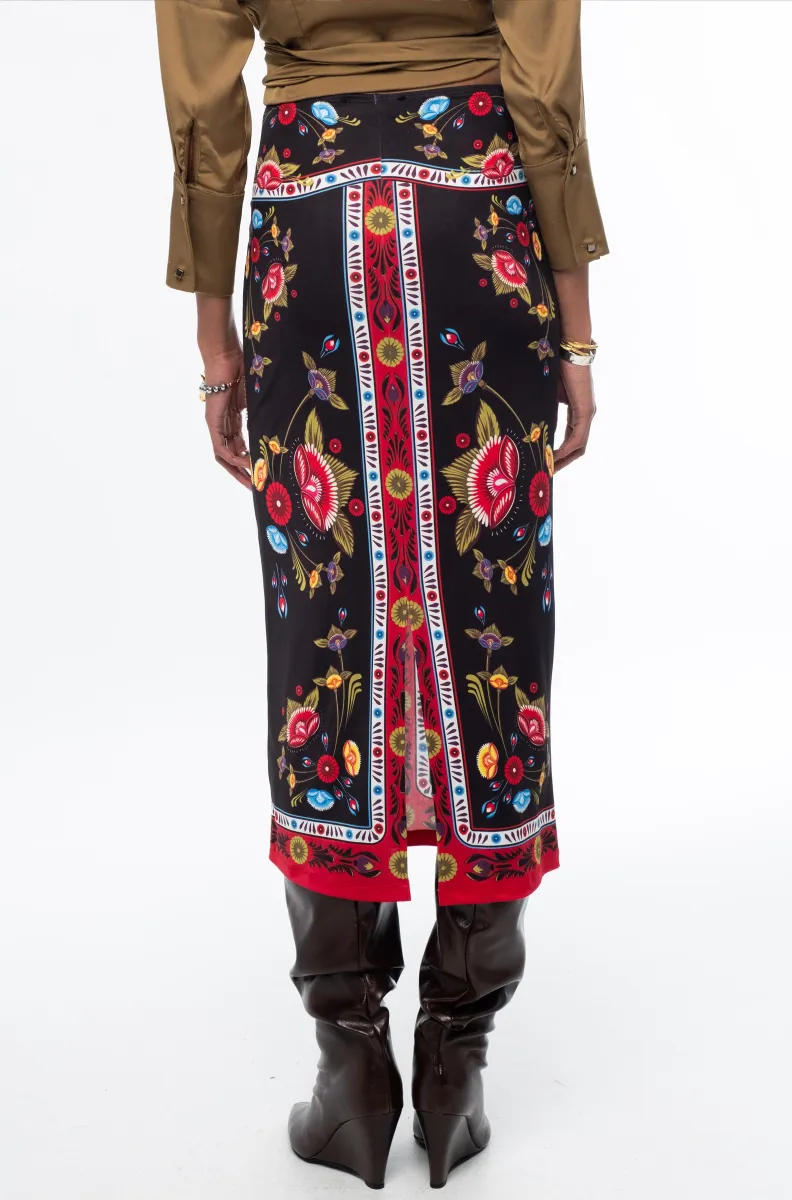 Η Essence Midi Skirt της Peace + Chaos είναι μια κομψή midi φούστα σε ίσια γραμμή, που ξεχωρίζει για το ιδιαίτερο placement print με στυλιζαρισμένα λουλούδια και κυκλικά floral μοτίβα, τοποθετημένα μέσα σε διακοσμητικά πλαίσια.