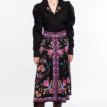 Η Emblem Midi Skirt της Peace + Chaos είναι μια εντυπωσιακή midi φούστα σε A-line γραμμή, με ιδιαίτερο placement print εμπνευσμένο από ψηφιακές αναπαραστάσεις παραδοσιακών μοτίβων λαϊκής τέχνης, διακοσμητικών borders και κεντημάτων.
