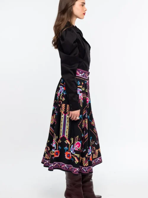 Η Emblem Midi Skirt της Peace + Chaos είναι μια εντυπωσιακή midi φούστα σε A-line γραμμή, με ιδιαίτερο placement print εμπνευσμένο από ψηφιακές αναπαραστάσεις παραδοσιακών μοτίβων λαϊκής τέχνης, διακοσμητικών borders και κεντημάτων.